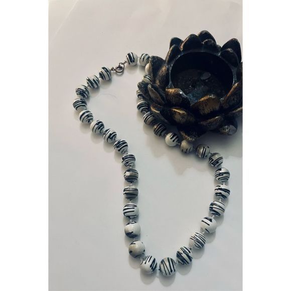 CUTE SWIRL BLACK AND WHITE BEAD CHOKER NECKLACE - Picture 5 of 7